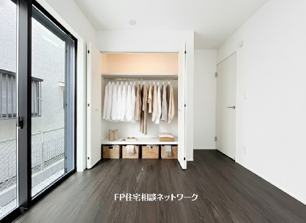 全居室には大型の収納クローゼットを完備。普段使いのお洋服や小物はもちろん、季節物のお洋服などもしっかりと整理整頓出来る。居室空間を隅々まで使えるのが嬉しい。