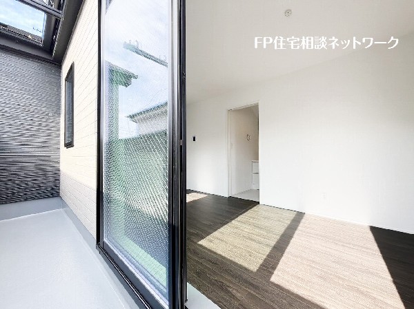 外観:太陽の温もりをめいいっぱい受け止めてくれます。太陽の光と爽やかな風を受けたお洗濯物はあっという間に乾き、取りこむ時には太陽の匂いを感じられそう。