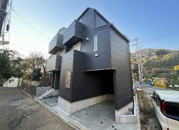 外観:閑静な住宅地で子育て家族にピッタリ。毎日のお散歩も快適な緑に恵まれたエリアで、自然に包まれた穏やかな暮らしを実現するための、ゆとりある住環境が整っています。