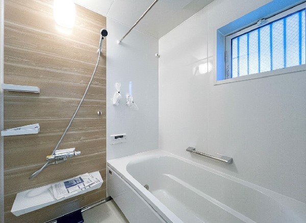 ご家族との憩いの場として、一日の疲れを癒す場として、ゆったりと足を伸ばしてくつろげる綺麗で清潔感のある色味の浴室。気持ちの良い光と爽やかな風をたっぷりと取りこめる開閉式の窓も設置しています。