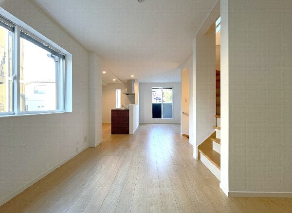 家族の一体感を感じられる広々としたスペース。家族と過ごす時間を大切にする方にピッタリのゆとりの住空間です。お子様が元気に走り回っても安心して見守れます。家族の笑い声が今にも目に浮かびそう。