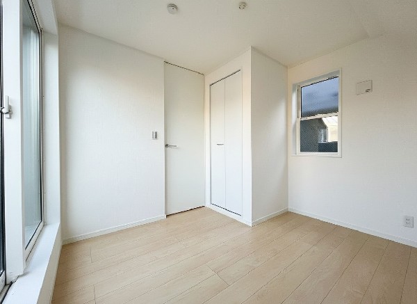 光が取り込みやすい2面採光の居室。日当たり良好です。しっかりとした大きさのクローゼットを完備し、収納スペースも十分。