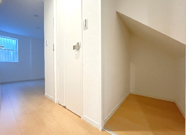 階段下収納。よく使うものやペットスペースにも使えます。