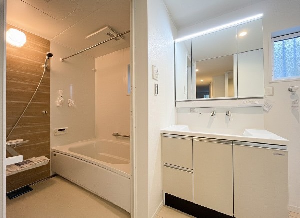 ゆとりの洗面スペースで朝の身支度も快適スムーズに。面鏡で髪のセットやお化粧もストレスなくこなせ、朝から気分良く通勤通学に向かえそうですね！鏡の裏にはたっぷりと収納スペースを標準装備！