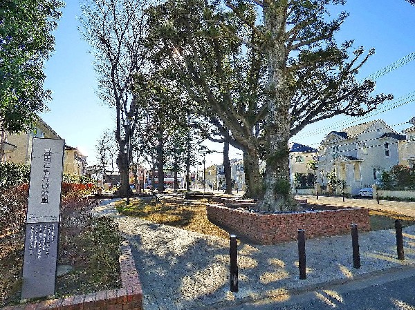 周辺環境:井田こもれび公園 　 (樹木が立ち並び、木漏れ日を愉しめる公園。都会の騒がしさから解放される、大人も癒される落ち着きある空間が広がります。)