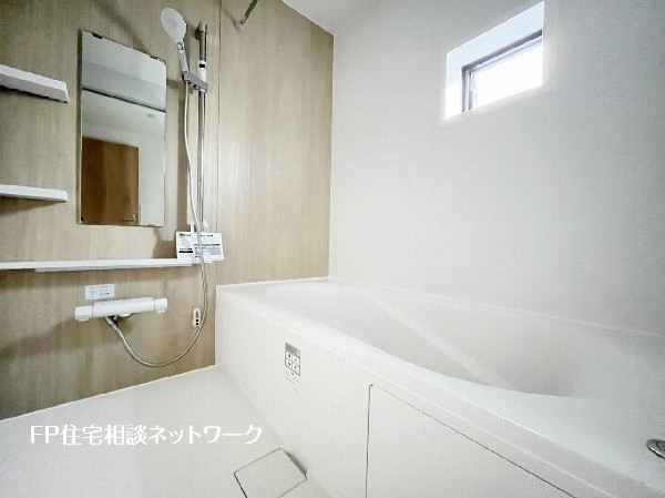 ゆったり入れる一坪バス。足を伸ばして入れるサイズは一日の疲れを癒すのに嬉しい広さ。お子様と一緒の入浴でも充分な広さです。