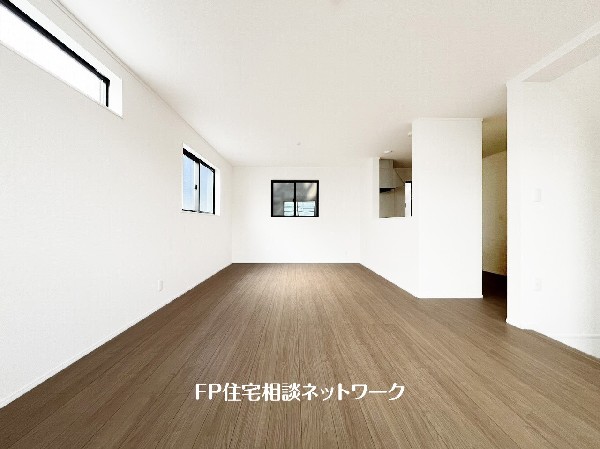 想像以上の質感が訪れる者の心を離さない。フローリング素材、窓の配置、壁面タイル、カラーバランス、どれをとってもワンランク上の仕上がり。