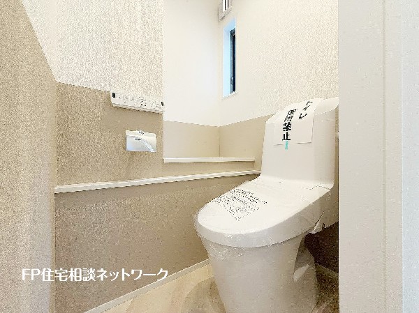 ウォシュレット、暖房便座機能付のトイレです。従来型に比べ節水効果があり、お手入れもしやすいので、家計も家事の負担も軽減してくれます。