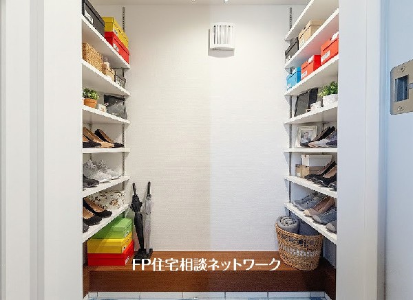 大容量のシューズクローゼットが嬉しい住まい。ご家族全員の靴はもちろん、お子様のベビーカー、ゴルフバックなどスッキリまとめて収納できます。