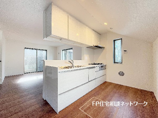 新しいキッチンは食事の支度も楽しく出来る。お手伝いをしてくれるお子様と並びながら準備や片付けが出来るキッチンは、ご家族のコミュニケーションを育む場として活躍します。