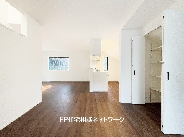 家族だんらんのスペースとなるリビング。家具の配置がしやすい広さを確保しつつ、窓が多い設計は色々な角度から光が取り込めるこだわりの間取りです。