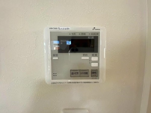 建物プラン例　建物価格2000万円（税込）建物面積面積100m2　ワンタッチでお湯張りや保温が可能。仕事や塾など入浴時間が異なる家でも、保温機能でいつでも快適に入浴が可能です。