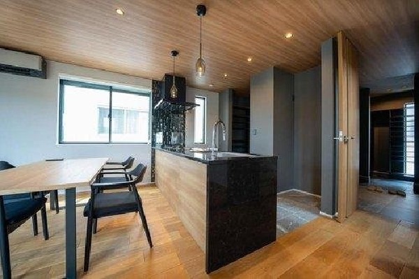 建物プラン例　建物価格2000万円（税込）一日の中で多くの時間を過ごすことになる住まいだからこそ、いつも穏やかな空間であるように心掛けています。