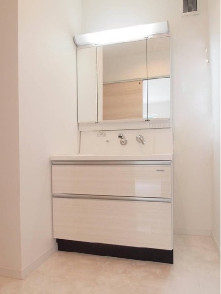 建物プラン例　建物価格2000万円（税込）建物面積面積100m2　広々洗面台で、朝の身支度も快適スムーズに。収納しやすいスライドタイプの洗面化粧台は大きさも十分。