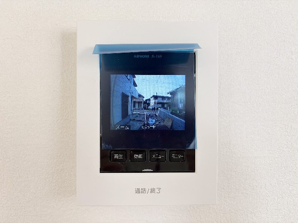 同仕様設備：TVモニタ付インターホン　モニター付インターホンが標準仕様です。不安になりがちな防犯面。目で確認できるからあんしんです。