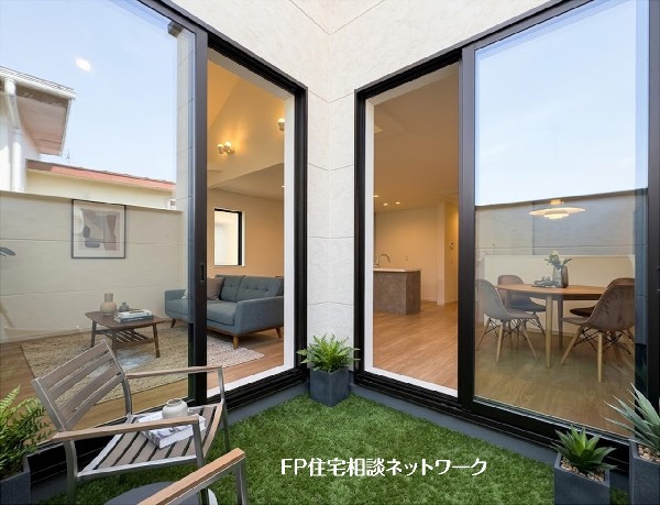 【バルコニー】本画像はAIがCGで芝を作成しており、実際の現地に芝は設置されておりません。また、販売価格に芝等は含まれておりません。