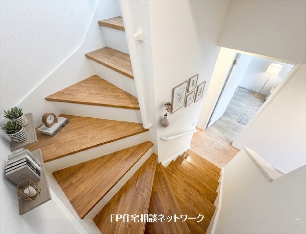 【階段】本画像はAIがCG小物を作成しており、実際の現地に小物は設置されておりません。また、販売価格に小物等は含まれておりません。