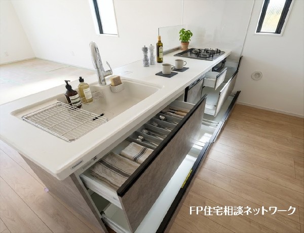 【キッチン収納】本画像はAIがCGで家具・小物を作成しており、実際の現地に家具・小物は設置されておりません。また、販売価格に家具・小物等は含まれておりません。