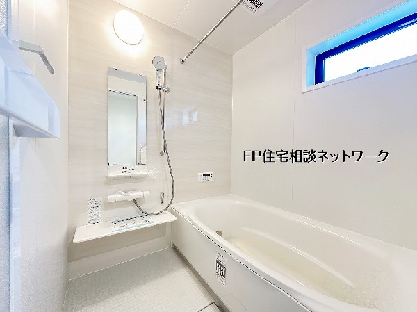 同仕様設備：【浴室】  ゆったり浴槽で一日の疲れを癒せるバスルーム。窓付きで湿気対策もしやすく、明るくお手入れしやすい快適な空間です。