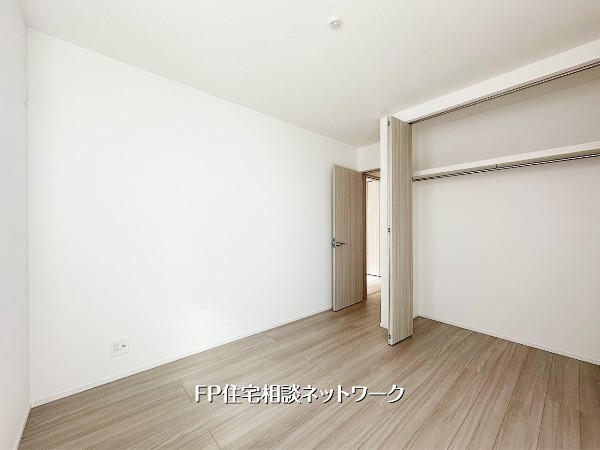 【洋室│5.2帖】  奥行きのあるクローゼットは衣類をまとめて収納可能。ハンガーパイプ付きで出し入れしやすく、お部屋をすっきり使える実用的な収納スペースです。