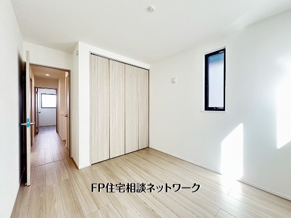 【洋室│5.2帖】  明るい光が差し込む、白を基調とした清潔感のある洋室です。大容量のクローゼットを完備し、お部屋をすっきりと保てます。