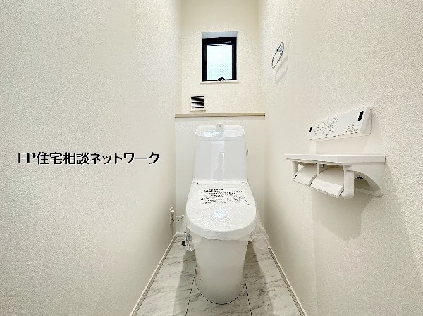 【トイレ】  窓付きで換気しやすい清潔感あるトイレ。温水洗浄便座や操作パネル付きで使い勝手良好、上部棚もあり日用品の収納にも便利です。