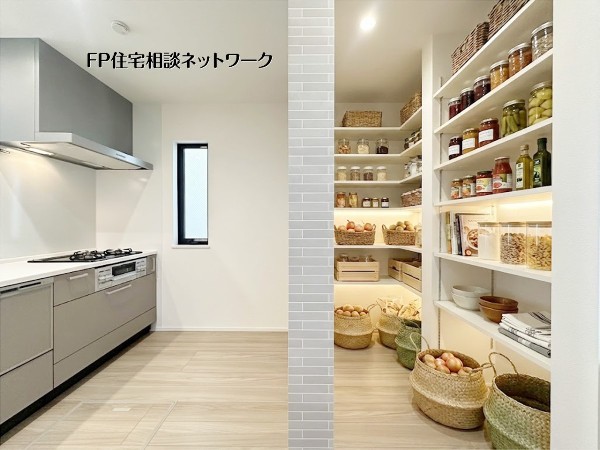 【キッチン│パントリー】  本画像はAIがCGで小物作成しており、実際の現地に小物は設置されておりません。また、販売価格に小物等は含まれておりません。