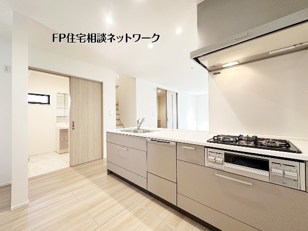 【キッチン】  対面キッチンで家族と会話が弾む明るいLDK。食洗機・三口コンロ付きで家事も効率的。洗面室が近く動線も良好、収納も備えた使いやすい空間です。