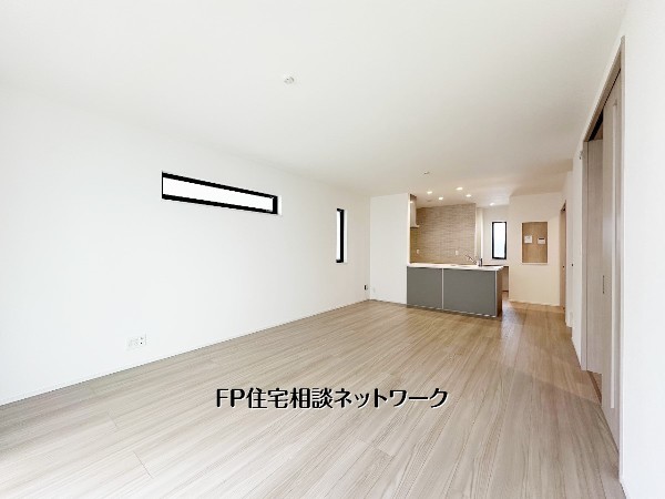 【LDK17帖】  白を基調とした明るく開放的なLDKです。対面式キッチンからはリビング全体が見渡せ、ご家族との会話も弾みます。