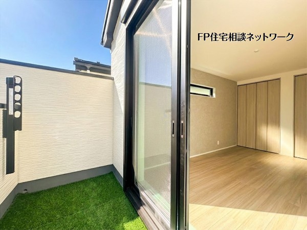 外観:【2階バルコニー】  本画像はAIがCGで芝作成しており、実際の現地に芝は設置されておりません。また、販売価格に芝等は含まれておりません。  