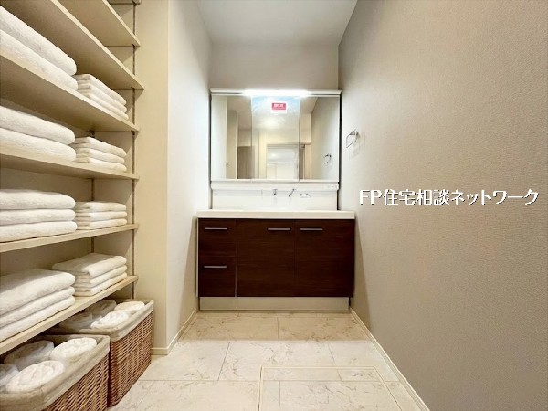 【洗面脱衣室│収納】  本画像はAIがCGでタオル作成しており、実際の現地にタオルは設置されておりません。また、販売価格にタオル等は含まれておりません。