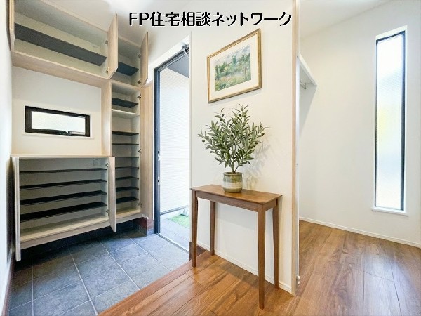 【玄関│収納】  本画像はAIがCGで家具作成しており、実際の現地に家具は設置されておりません。また、販売価格に家具等は含まれておりません。