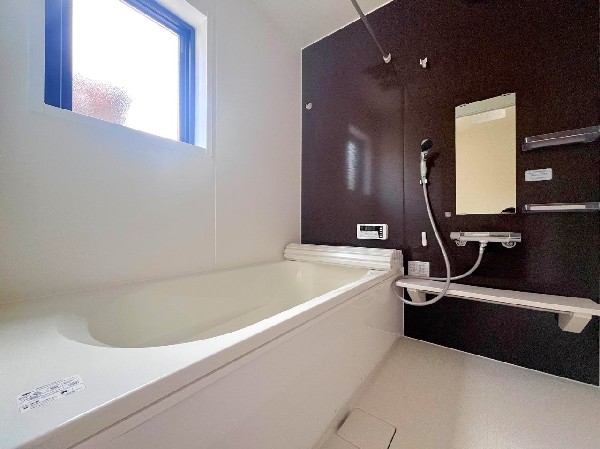 ご家族との憩いの場として、一日の疲れを癒す場として、ゆったりと足を伸ばしてくつろげる綺麗で清潔感のある色味の浴室。