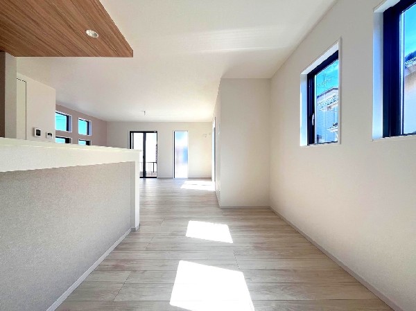 リビングで遊ぶお子様を見守りながらお料理が出来る対面式カウンターキッチンは、料理をしながらでもご家族との会話を楽しめます！大切なご家族をいつも身近に感じられ、毎日のお料理も楽しくなりますね