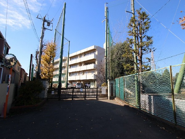 周辺環境:六角橋中学校(昭和22年5月1日に開校して，創立75年目を迎えました。)