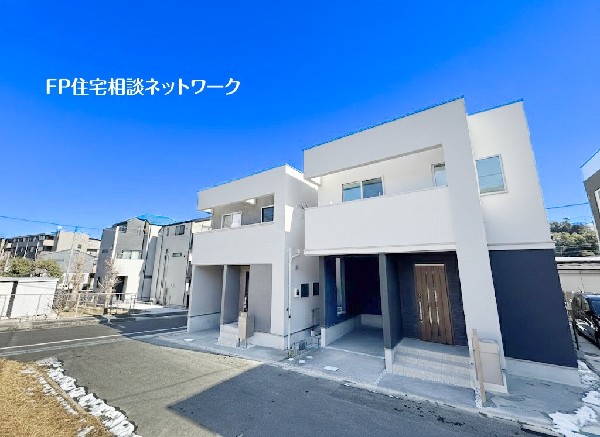 外観:【類似外観同仕様】施工例のため分譲中の建物とは外壁、屋根開口部等の形状・仕様が異なります。