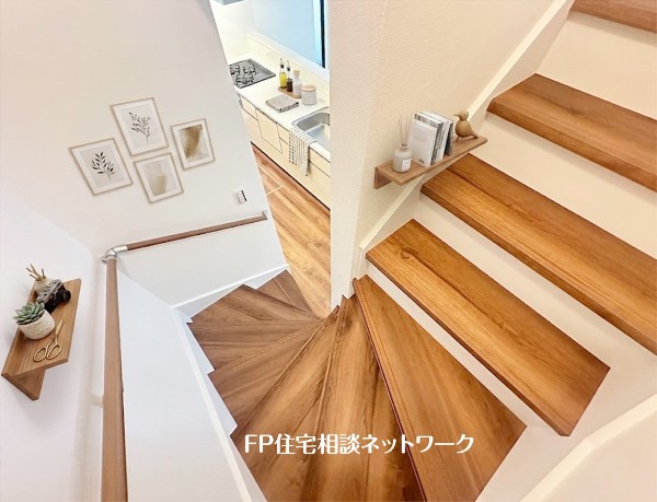 【階段】本画像はAIがCGで小物を作成しており、実際の現地に小物は設置されておりません。また、販売価格に小物等は含まれておりません。
