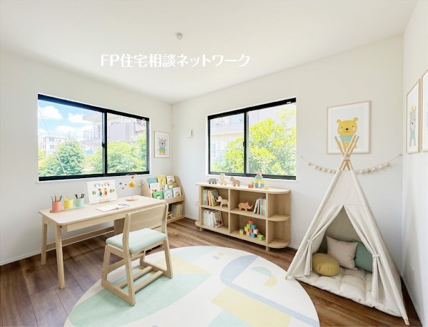【洋室│5.5帖】本画像はAIがCGで家具を作成しており、実際の現地に家具は設置されておりません。また、販売価格に家具等は含まれておりません。