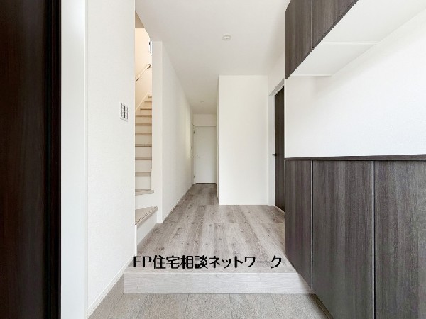玄関ホールがスッキリ広々としていると帰る時も出ていく時も気持ちが良い。来客を出迎える玄関が綺麗ならその家の印象が良くなる。