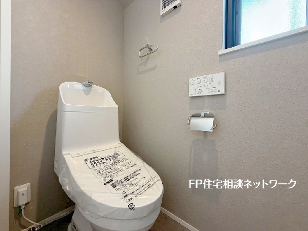 洗浄機能付き便座を標準装備。便座保温機能もあるので寒い季節も安心。トイレ奥のスペースにちょっとした収納を造作することも可能。