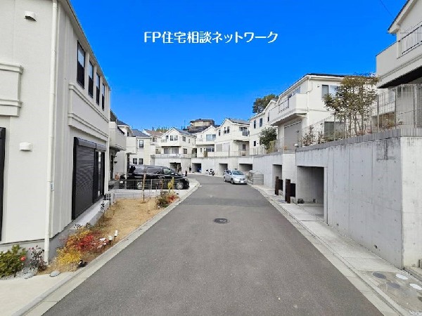 外観:開発道路のため外部車両の進入が少なく、穏やかな住環境が広がります。ご同世代のご家族が多く、子育て世帯にうれしい住宅地です。