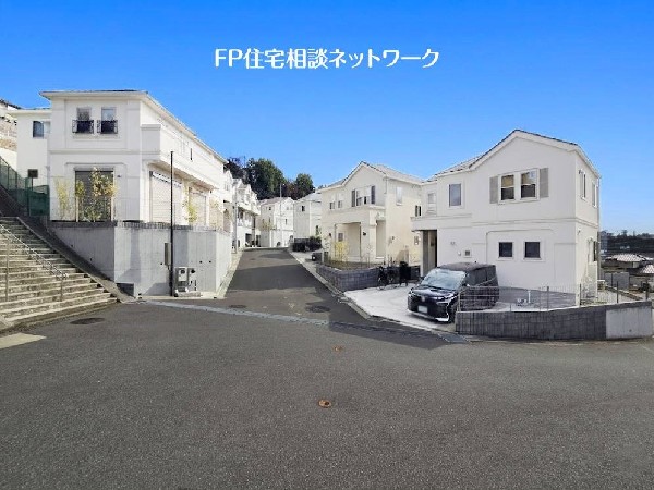 外観:区画整理された分譲地ならではの統一感のある綺麗な街並み、敷地もゆとりがあり、日当たりや解放感をしっかり確保。