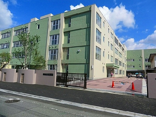 周辺環境:東高津小学校　(昭和25年4月に開校しました。学校教育目標は「考えよう　やってみよう　みんなの本気が　明日への一歩」)