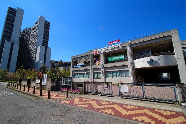 周辺環境:高津中学校　(1学年4～5クラスで総生徒数約500人。「敬愛」「忍耐」「向学」「健康」の４つの教育目標をめざす。)