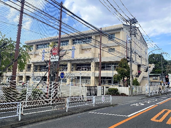 周辺環境:神大寺小学校(学校教育目標は、立派な「かん・だい・じ」の子になろう！「人・世界」に目を向けよう！)