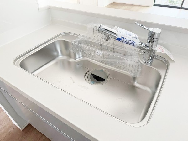 同仕様設備：スタイリッシュな、浄水器一体型水栓です。水栓にシャワーホースと浄水器を内蔵し、カルキ臭など軽減。シャワーヘッドを引き出すことで、広いシンクのお手入れもラクラク。