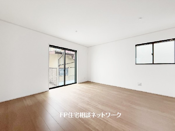 想像以上の質感が訪れる者の心を離さない。フローリング素材、窓の配置、壁面タイル、カラーバランス、どれをとってもワンランク上の仕上がり。