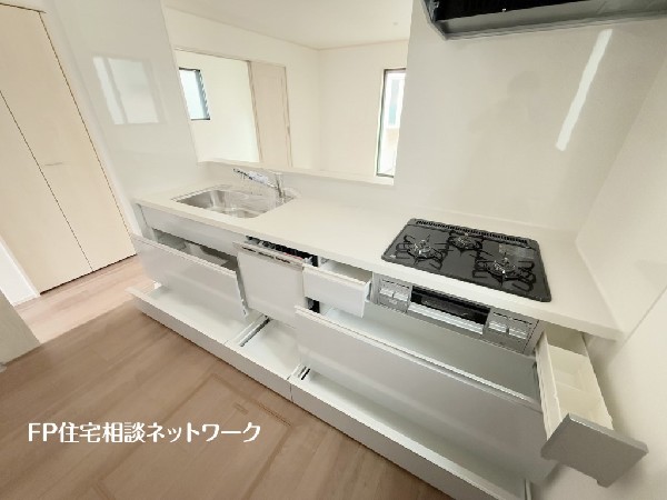 スライド収納付きのシステムキッチン。料理器具なども収納できて出し入れもスムーズ。収納量もたっぷりなので料理器具やストック調味料なども入れられる。