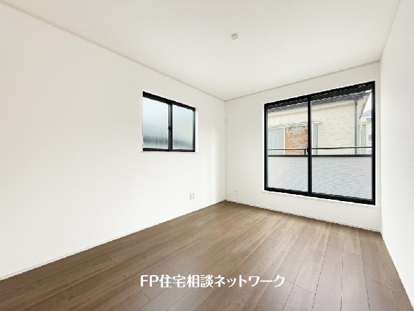 2面採光でお部屋の隅々まで明るい印象の居室。おひさまの光を、爽やかな風をたっぷりと取り込めます。居室内はいつも明るいので、毎日の生活も自然と明るくなりますね。