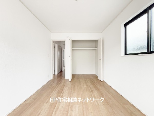 全居室には大型の収納クローゼットを完備。普段使いのお洋服や小物はもちろん、季節物のお洋服などもしっかりと整理整頓出来る。居室空間を隅々まで使えるのが嬉しい。